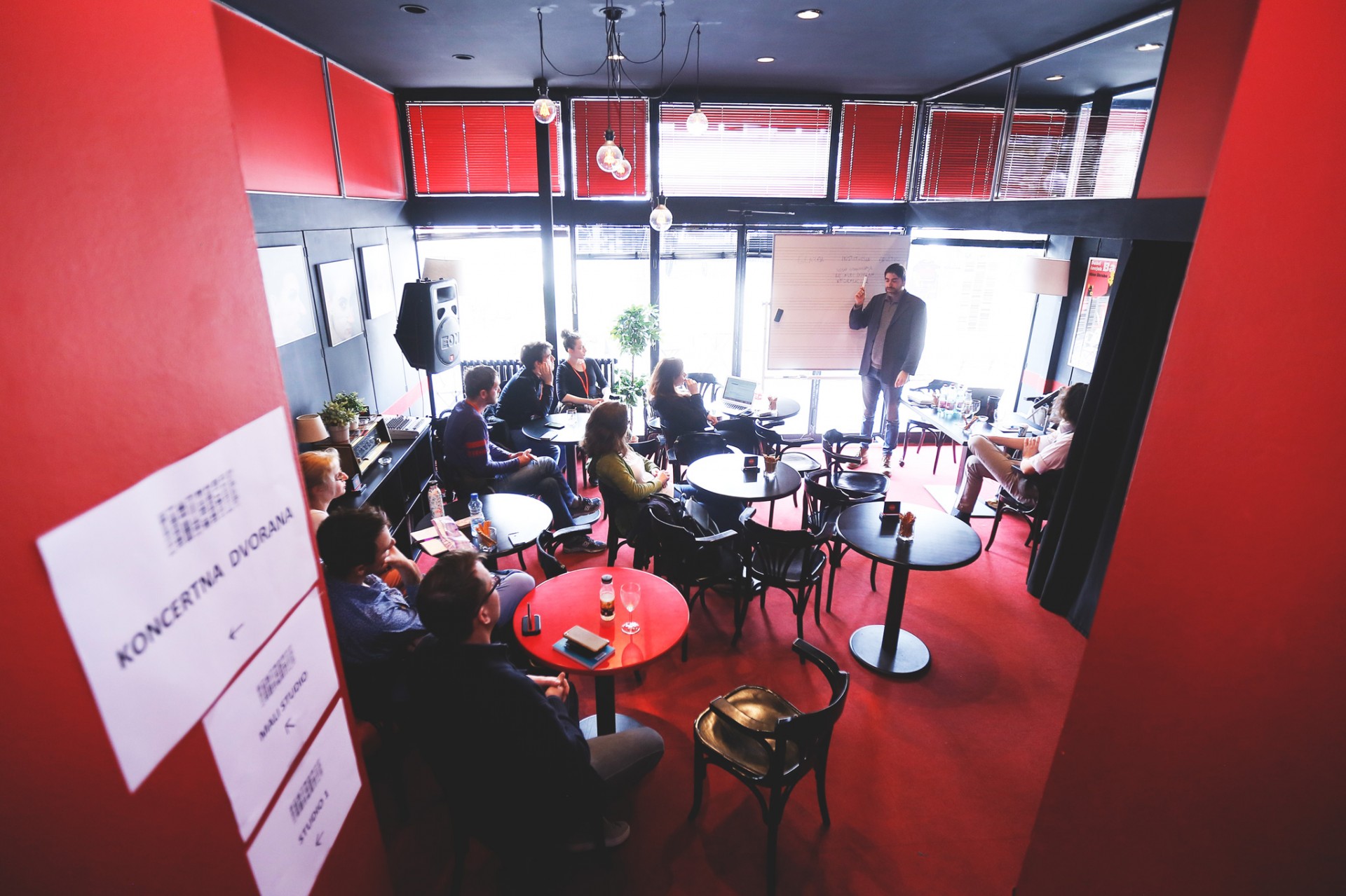 KNAPANJE: Okrugli stol